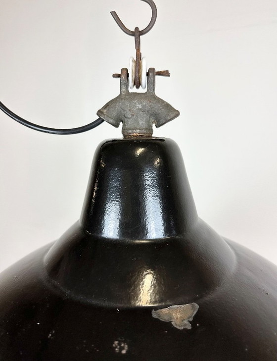 Image 1 of Industriële zwarte geëmailleerde fabriekslamp met gietijzeren bovenkant, jaren 50