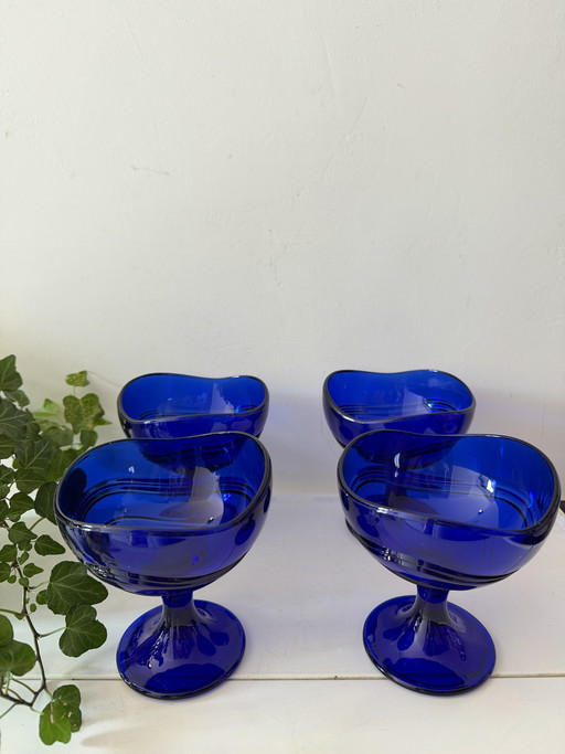 Set aus 4 blauen Coupé-Gläsern