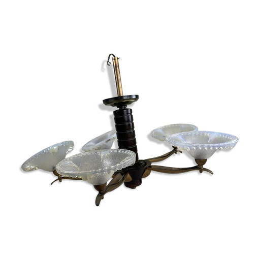 Lustre moderniste français en bois, laiton et verre opalescent.