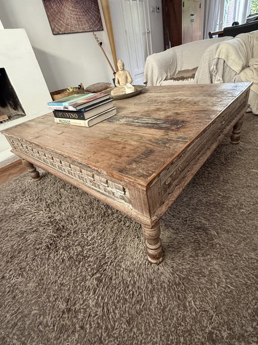Indian wooden coffee table (121x121)
