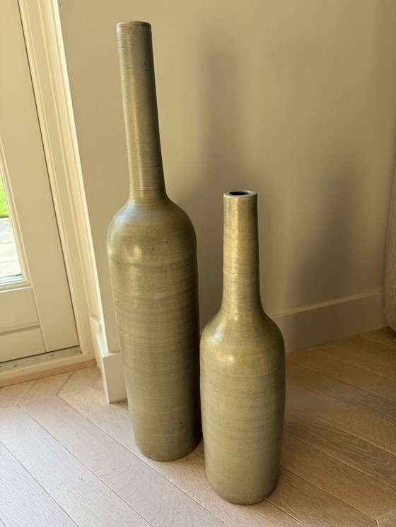 Image 1 of 2 vasi decorativi alti e stretti verde oliva a forma di bottiglia