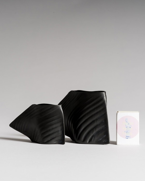 Image 1 of Paire de vases sculpturaux "Scarpa" par Johan van Loon pour Rosenthal, Porcelaine Noire, vers 1980, Allemagne, Studio-Linie