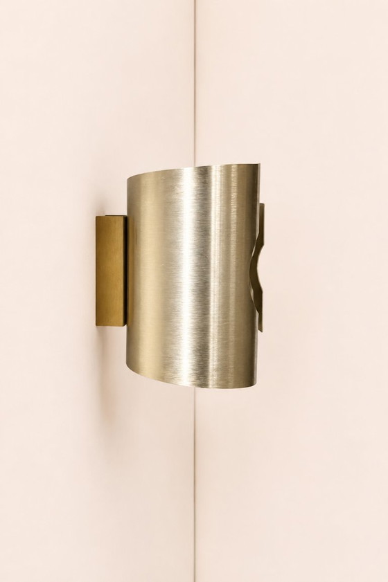 Image 1 of Een paar vintage wandlampen van licht verguld geborsteld metaal, Frankrijk 1970.