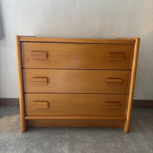 Wooden chest of drawers