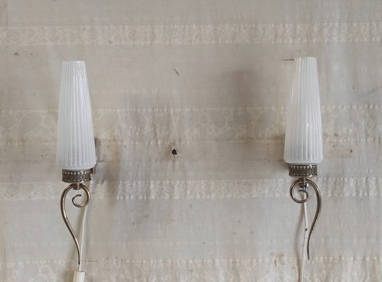 Image 1 of Applique moderniste in ottone e vetro opalino - metà del XX secolo