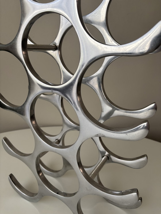 Image 1 of Botellero de aluminio de diseño con capacidad para 18 botellas.