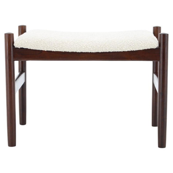 Image 1 of Taburete de madera restaurado de estilo danés moderno de mediados de siglo de la década de 1960 en bouclé blanco.