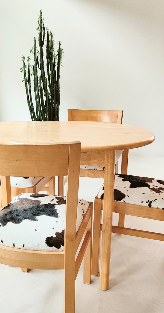 Mesa redonda extensible con cuatro sillas en estampado de vaca. – Conjuntos de comedor, Textile, Wood (photo 5 of 7)