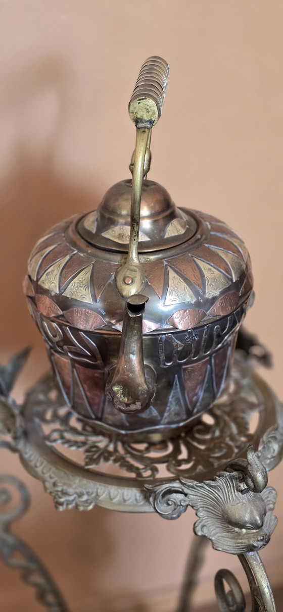 Image 1 of Esclusiva teiera antica marocchina in rame con supporto originale: un capolavoro senza tempo, ricco di carattere.