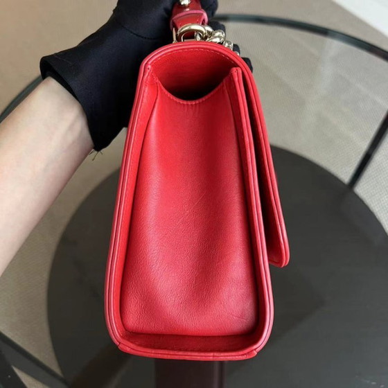 Image 1 of Borsa Chanel Medium Label Click Flap in pelle di vitello trapuntata e martellata, colore rosso, con finiture dorate, serie 24.