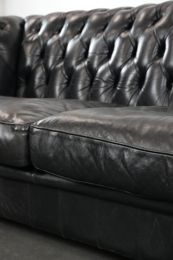 Image 1 of Schwarzes Chesterfield-Dreisitzer-Sofa aus Rindsleder