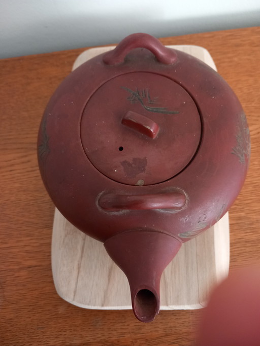 Tetera coleccionable de Yixing (Zisha) - Arcilla roja - Caligrafía grabada a mano - 20 cm