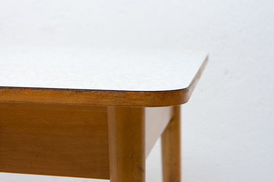 Image 1 of Table centrale en formica et bois du milieu du siècle, Tchécoslovaquie, années 1960