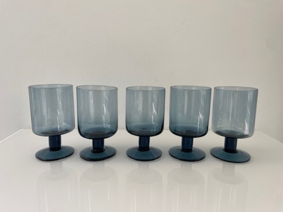 Image 1 of Juego de 5 copas escandinavas con tallo, de cristal ahumado azul.