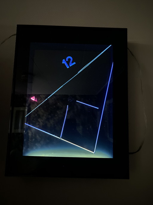 Memphis design wandklok blacklight jaren 80