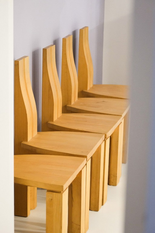 6x brutalistische Stühle