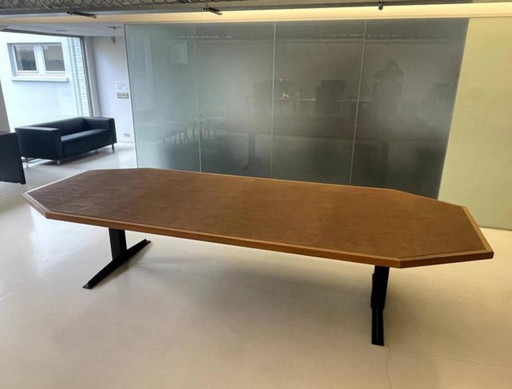 Grande table de salle à manger ou de réunion élégante