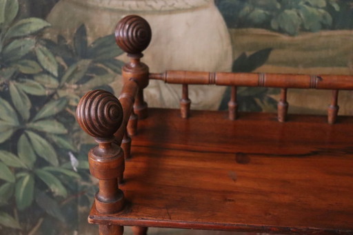 Vecchio scaffale su gambe di legno tornite