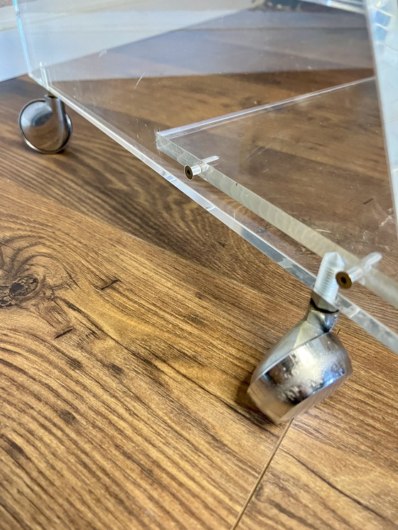 Image 1 of Chariot de service Space Age/Atomic Age des années 70 en verre Lucite/acrylique sur roulettes chromées avec 5 compartiments à bo