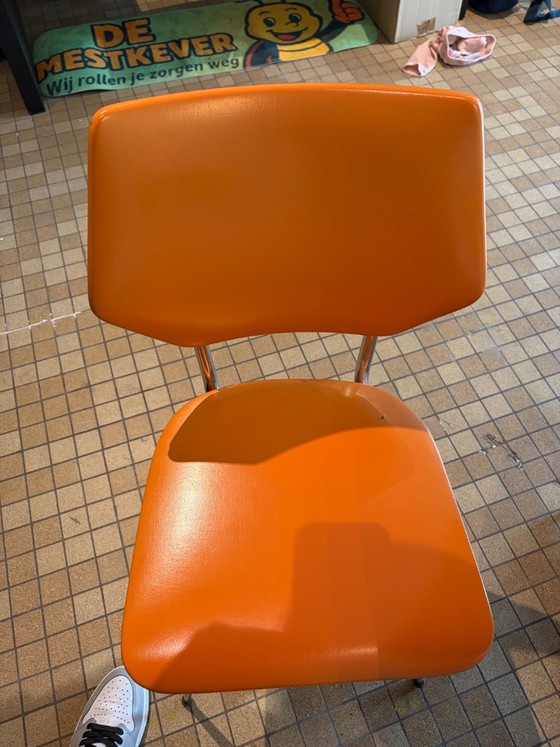 Image 1 of Ensemble de salle à manger vintage milieu du siècle – Table ronde et 4 chaises orange