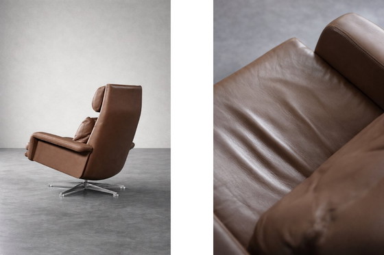 Image 1 of Fauteuil pivotant et repose-pieds en cuir marron, style danois moderne vintage, années 1970, ensemble de 2