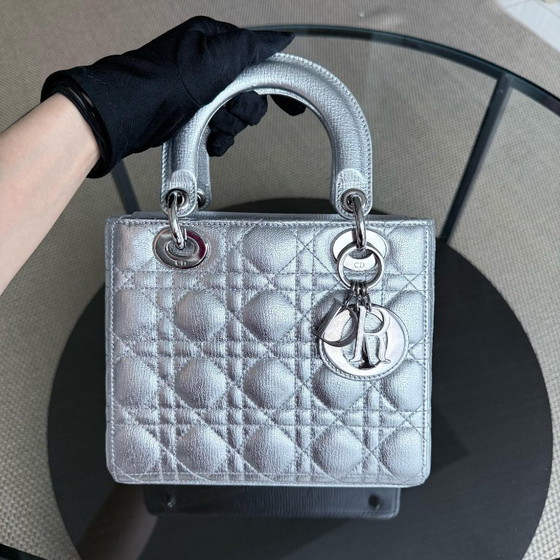 Image 1 of DIOR DONNA PICCOLO - PELLE DI VITELLO METALLIZZATA CANNAGE, ARGENTO, FERRAMENTA ARGENTO