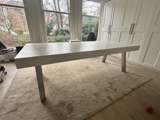 Image 1 of Wunderschöner weißer Esstisch mit Aluminiumbeinen