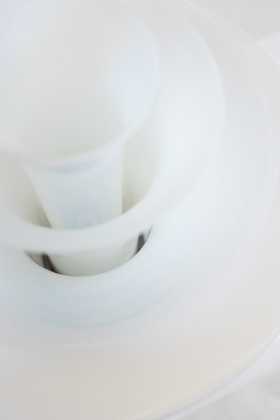 Image 1 of Wit en blauw opalescent glas "bloemblaadjes" lamp, 21e eeuw