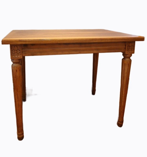 Satz von 2 klassischen Beistelltischen aus Nussbaumholz