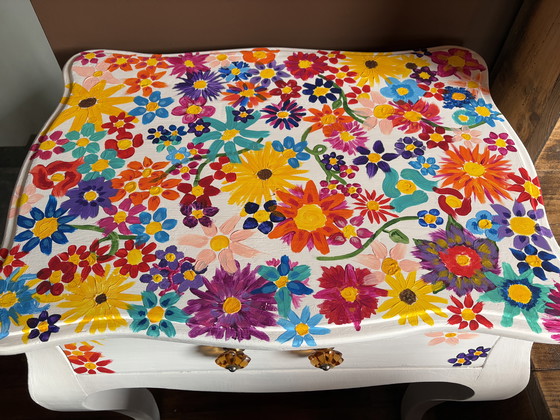Image 1 of Unieke bijzettafel met handgeschilderde bloemen