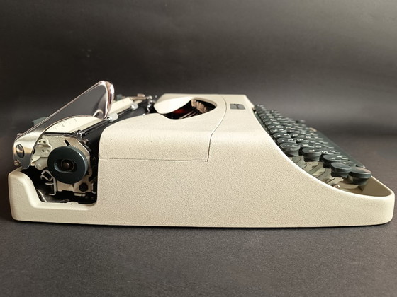 Image 1 of Underwood 18, La macchina da scrivere italiana (1966) restaurata