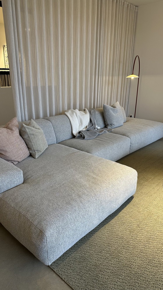 Image 1 of Seduta sulla nuvola