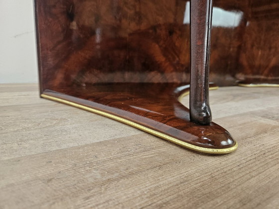 Image 1 of Tocador de madera de raíz con estante doble de cristal.