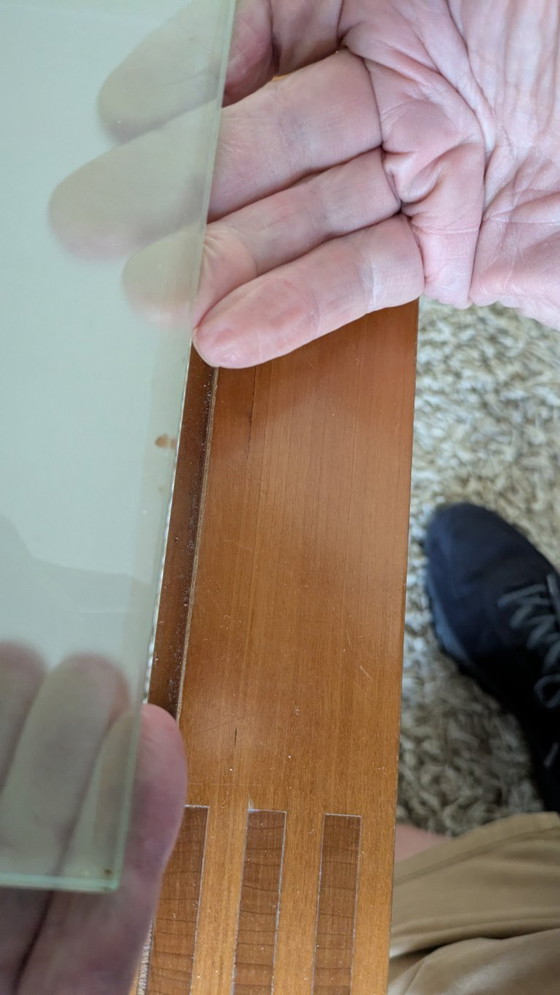 Image 1 of Table basse Arco en bois de cerisier rouge, élégante avec plateau en verre, datant de 1996.