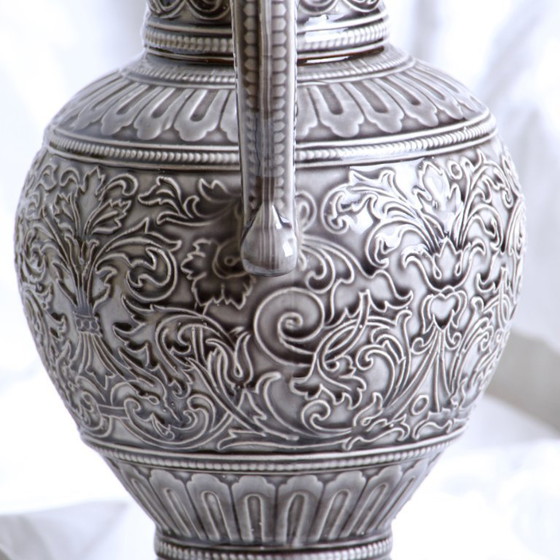 Image 1 of Grande caraffa in maiolica del XIX secolo (1840) con motivo a polena