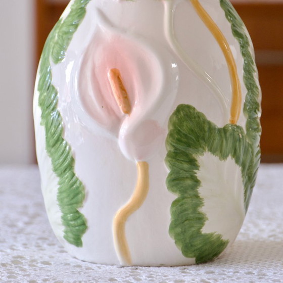 Image 1 of Vaso vintage con giglio di arum dipinto a mano