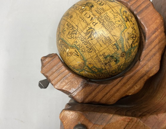 Image 1 of Vintage Globe Boekensteunen – Massief houten boekensteunen met draaiende wereldbollen – Bibliotheekdecoratie in mid-century stij