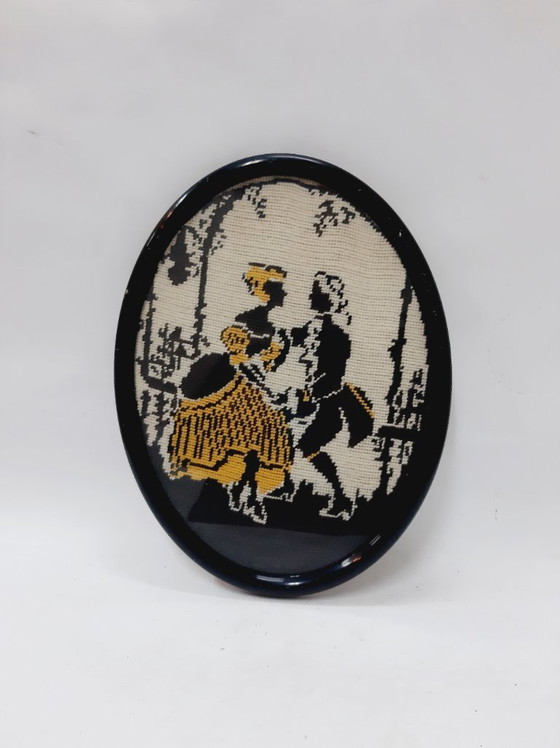 Image 1 of Coppia di ballerini ricamati con punto croce incorniciato d'epoca