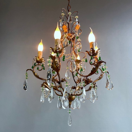 Image 1 of Vintage kroonluchter met zes lampen, versierd met gouden bladeren en kristallen, in klassieke Italiaanse stijl.