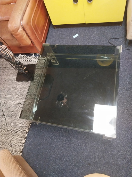 1 x plexiglas salontafel met rookglazen bovenblad en gebogen plexiglas onderblad. 80 x 80x 39cm