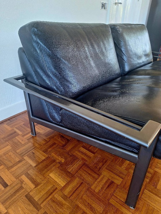 Image 1 of Sofá de diseño en piel negra.