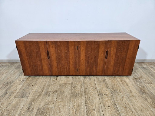 Icono del diseño, cómoda de teca, estilo moderno de mediados de siglo, década de 1960.