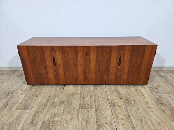 Image 1 of Icono del diseño, cómoda de teca, estilo moderno de mediados de siglo, década de 1960.