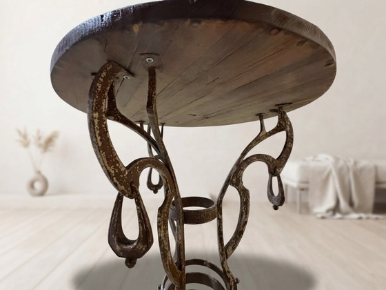 Tavolino rotondo artigianale con base in ferro battuto, circa anni '80, Cecoslovacchia, 67 × 50 cm – Tavolini (photo 5 of 9)