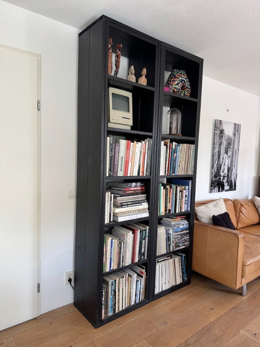 2 schöne, schwarze, offene Gerüstholzschränke