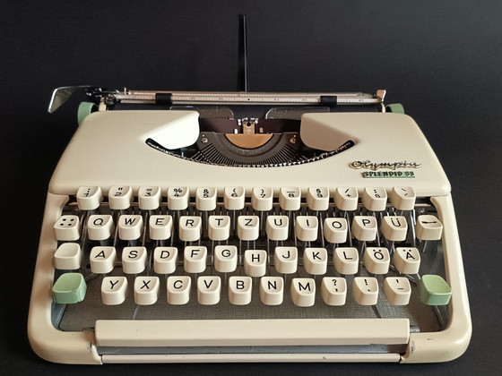 Image 1 of Olympia Splendid33 typemachine, volledig gerestaureerd, met koffer, 1964