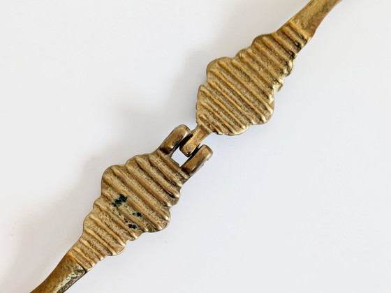 Image 1 of Vintage messing notenkraker met fleur-de-lys, sierlijke bloemenversiering voor een Hollywood Regency keuken.