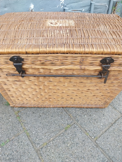 1 x Franse rieten reiskoffer compleet met afsluitstang 1950's 