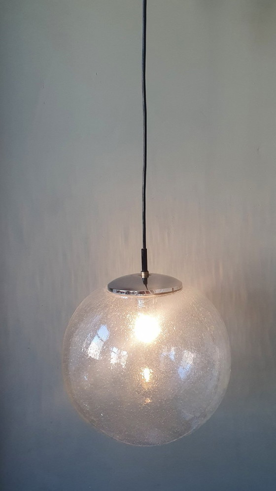 Image 1 of Grande lampe globe vintage du milieu du siècle / lampe suspendue avec bulles d'air fermées (30 cm).