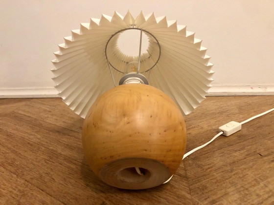 Tafellamp met geplooide kap en houten voet, Tafellampen, Papier, Wit, Scandinavian (foto 3 van 6)